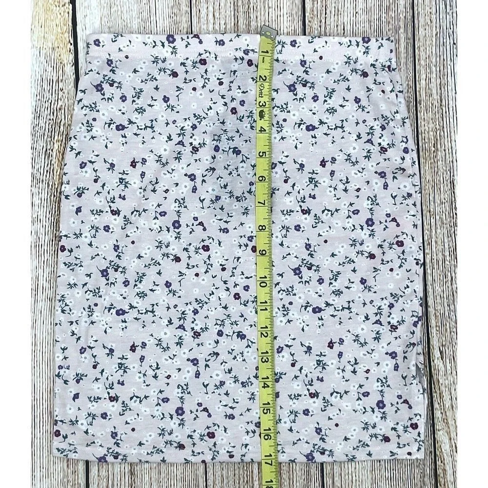 Pretty Little Thing Size 4 Lavender Ditsy‎ Floral Print Crop Top and Mini Skirt